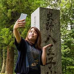 城の石碑前で撮影