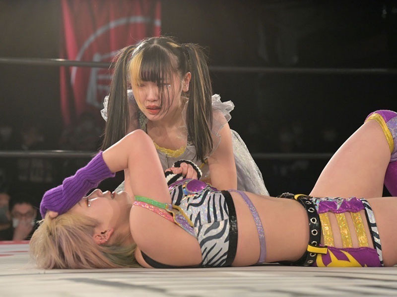 泣き崩れる遠藤有栖